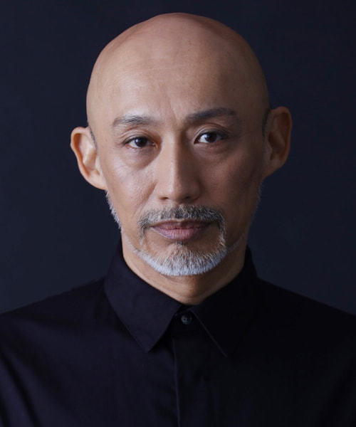 ミュージカル『カミヒト』：出演　サゲザーナ役　KENTARO　1969年生まれ。⾼校卒業後、劇男⼀世⾵靡に⼊団し、1992年に退団するまでストリートパフォーマンスを中⼼に活動。以後、『レ・ミゼラブル』『エリザベート』『レベッカ』『ピアフ』『オリバー』『シスター・アクト〜天使にラブソングを〜』『Liebe~シューマンの愛したひと~』『Take Me Out』など、ミュージカルや舞台を中心に活躍を続ける傍ら、近年は洗足学園音楽大学ミュージカルコースの非常勤講師など、後進の育成にも力を注いでいる。