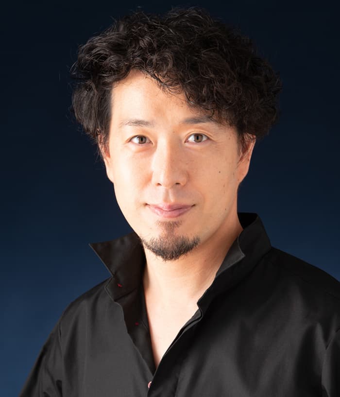 ミュージカル『カミヒト』：出演　神父（医者）役 楠木稔　MINORU KUSUNOKI　1979年三重県熊野市生まれ。大阪音楽大学専攻科を経て、オペラ歌手として本場イタリアを含む全国各地で約100公演のオペラにメインキャストとして出演。40役以上のレパートリーを持つ。2016年にミュージカル俳優に転身し、劇団四季の「ノートルダムの鐘」の他、「ズボン船長」、「アニーよ銃をとれ」等に出演。また、ミュージカル三部作「サクラ・サク」では一人芝居・二人芝居・三人芝居の3作に主演出演。その他テレビ・ラジオ・ネット等のCMシンガーとして数多くのCMソングを歌う。ミュージカルを中心とした様々なコンクールの審査員をする傍ら、関西を中心にボイストレーナーとして後進の育成にも精力的に行う。KとS所属。武庫之荘クスノキ音楽教室主宰(兵庫県)