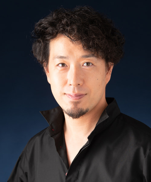 ミュージカル『カミヒト』：出演　神父（医者）役 楠木稔　MINORU KUSUNOKI 1979年三重県熊野市生まれ。大阪音楽大学専攻科を経て、オペラ歌手として本場イタリアを含む全国各地で約100公演のオペラにメインキャストとして出演。40役以上のレパートリーを持つ。2016年にミュージカル俳優に転身し、劇団四季の「ノートルダムの鐘」の他、「ズボン船長」、「アニーよ銃をとれ」等に出演。また、ミュージカル三部作「サクラ・サク」では一人芝居・二人芝居・三人芝居の3作に主演出演。その他テレビ・ラジオ・ネット等のCMシンガーとして数多くのCMソングを歌う。ミュージカルを中心とした様々なコンクールの審査員をする傍ら、関西を中心にボイストレーナーとして後進の育成にも精力的に行う。KとS所属。武庫之荘クスノキ音楽教室主宰(兵庫県)