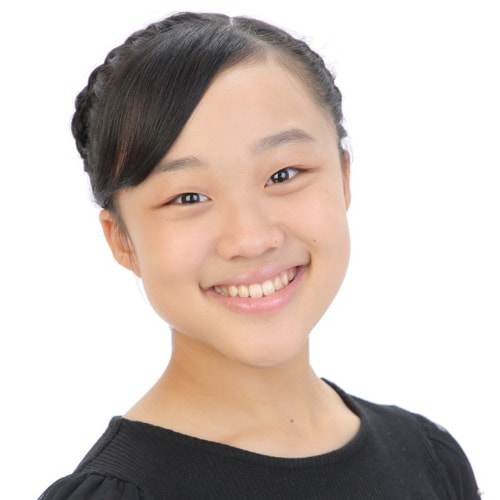 ミュージカル「カミヒト」カミヒト スペシャルアーティスト 川嶋美緖 MIO KAWASHIMA  東京都出身。8歳から16歳まで松山バレエ団のスクール等にてクラシックバレエを学ぶ。17歳から声楽を始め、桐朋学園大学にてクラシック歌唱を本格的に学ぶ。現在ではミュージカルを中心に女優として活動している。銀座シャンソンバーボンボン 月1レギュラー。ミュージカル座『ひめゆり』みさ役。Fierté『The Theory of Relativity-相対性理論-』キャサリン役。