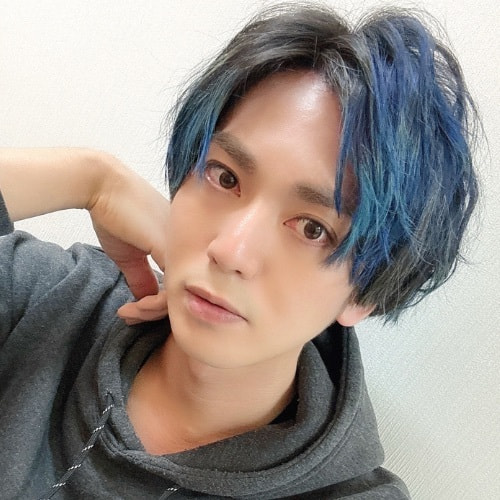 ミュージカル「カミヒト」カミヒト スペシャルアーティスト 桜田哲瑠 TERU SAKURADA  長崎県出身 創聖のアクエリオンを歌うbless4がプロデュースする男女混合コーラスダンスグループAMWのリーダー。地域のイベントから海外アニソンフェスまで、大小100以上のイベントに出演し、川崎市推しミュージシャン1位を獲得した実績がある。《主な出演歴》2024年8月 Cosfest2024（シンガポール）、&nbsp;2023年8月 Luminous Nexus Anime Festa2023（香港）、2023年2月 フィリピン大統領夕食-フィリピン大統領の面前でアカペラ歌唱