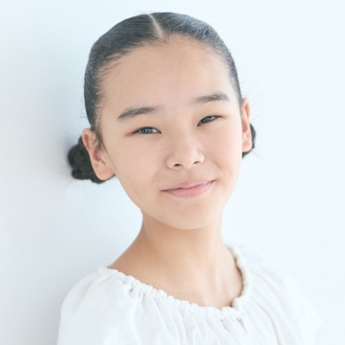 ミュージカル「カミヒト」ダンサー 麻生 詩 UTA ASAO  3歳からダンスを始め、ジャズやタヒチアンなど多様なスタイルを学ぶ。歌唱や演技にも力を入れ、ミュージカルやコンテストに多数出演。一つひとつの出会いを大切に、舞台を観た誰かの心に小さな火を灯せるような、心を動かす舞台人を目指しています。 出演作:新説「桃太郎」絵巻 鬼哭の島、桃の花 ソラ役／二度目の夢 エガ役／青い鳥 スプーン役／JYDF2025北関東大会 ソロの部BEST6 他