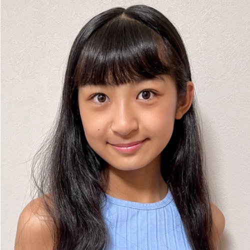 ミュージカル「カミヒト」ダンサー 三枝満理恵 MARIE SAEGUSA  2013年生まれ。3歳から演技、4歳からバレエとダンスを始める。 出演歴：『ぼくと14人のボクの夏休み』、劇団東少ミュージカル『PINO』『シンデレラ』『白雪姫』、『プーラ・ルークス』、『鬼哭の島、桃の花』、『桜、燦々』（振付・出演）、一建設CM、TOKYO KIDS feat.IO&MonyHorse・feat.Zeebra&般若 両MV、他